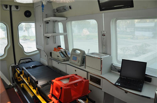德格县救护车内部